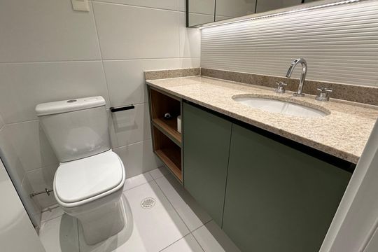 Banheiro social de kitnet/studio para alugar com 1 quarto, 31m² em Jardim das Acacias, São Paulo