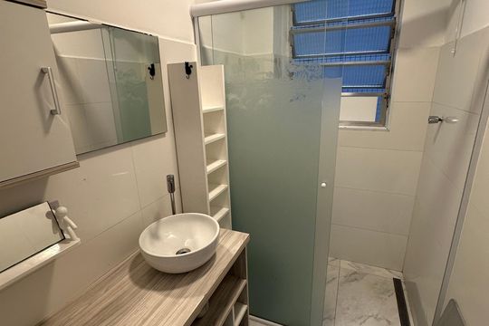 Banheiro de apartamento para alugar com 1 quarto, 40m² em Centro, São Vicente