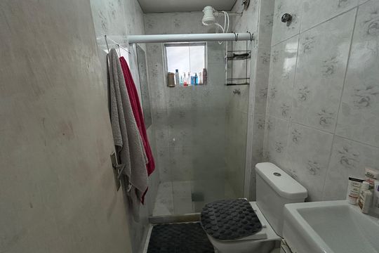 Banheiro de apartamento para alugar com 2 quartos, 51m² em Guadalupe, Rio de Janeiro