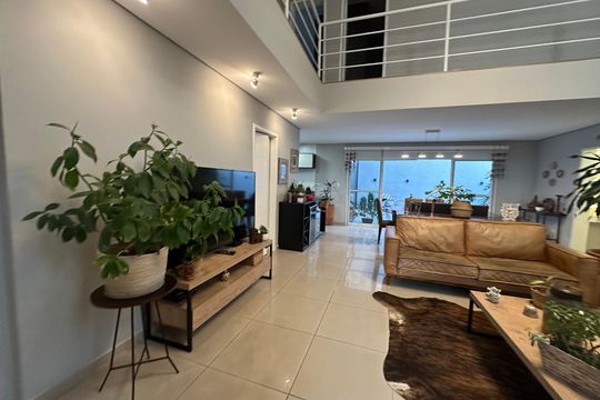 Sala de casa de condomínio para alugar com 4 quartos, 330m² em Suru, Barueri
