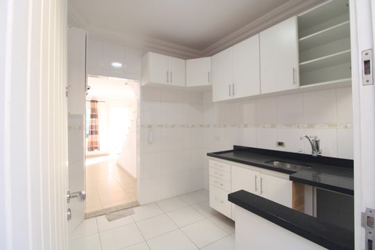 Cozinha de casa de condomínio à venda com 2 quartos, 100m² em Vila Marari, São Paulo