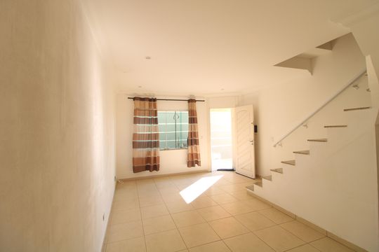 Sala de casa de condomínio à venda com 2 quartos, 100m² em Vila Marari, São Paulo