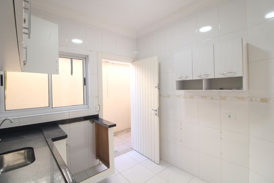 Cozinha de casa de condomínio à venda com 2 quartos, 100m² em Vila Marari, São Paulo