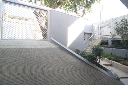 Entrada da garagem de casa de condomínio à venda com 2 quartos, 100m² em Vila Marari, São Paulo