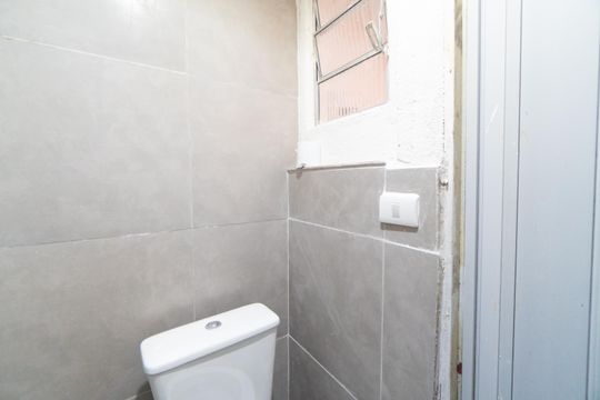 Banheiro de casa para alugar com 1 quarto, 35m² em Vila Babilonia, São Paulo