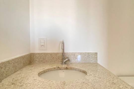 Banheiro  de apartamento à venda com 2 quartos, 50m² em Vila Osasco, Osasco