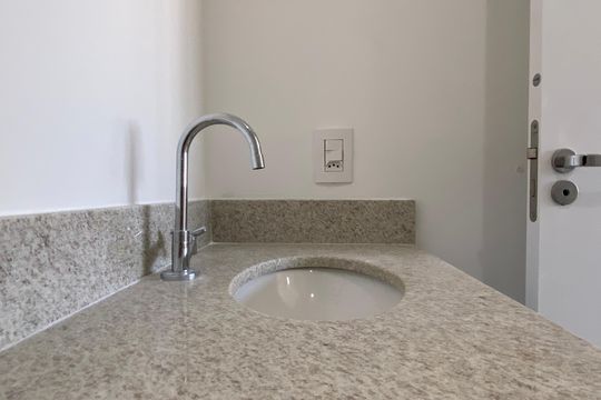 Banheiro da suíte de apartamento para alugar com 2 quartos, 50m² em Vila Osasco, Osasco