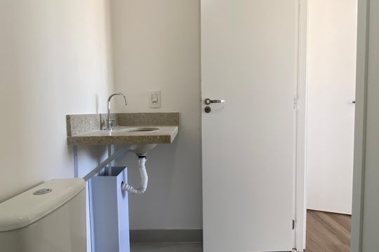Banheiro da suíte de apartamento para alugar com 2 quartos, 50m² em Vila Osasco, Osasco