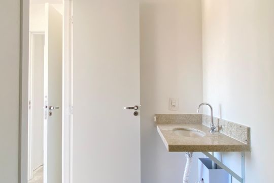 Banheiro social 2 de apartamento para alugar com 2 quartos, 50m² em Vila Osasco, Osasco
