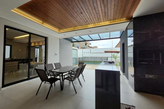 Casa de Condomínio para alugar com 4 quartos, 260m² em Shopping Park, Uberlândia