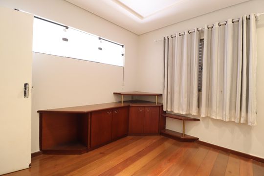 Escritório de casa para alugar com 4 quartos, 294m² em Brasil, Uberlândia
