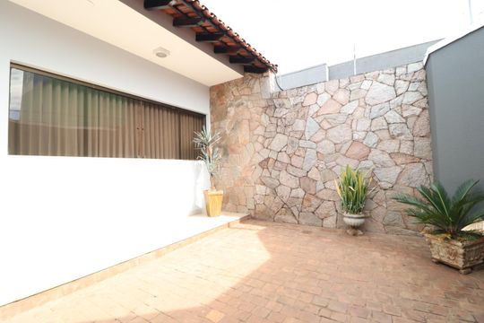 Fachada de casa para alugar com 4 quartos, 294m² em Brasil, Uberlândia