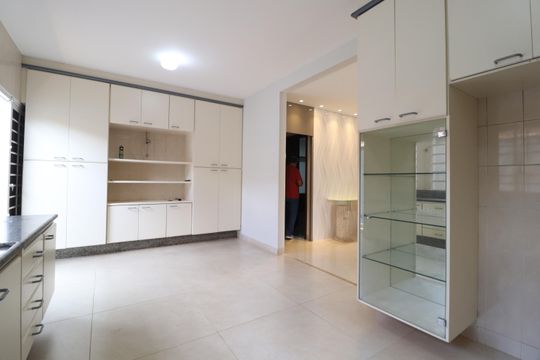 Cozinha de casa para alugar com 4 quartos, 294m² em Brasil, Uberlândia