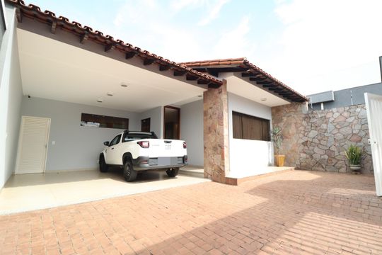 Garagem de casa para alugar com 4 quartos, 294m² em Brasil, Uberlândia