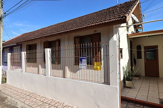 Fachada de casa à venda com 2 quartos, 80m² em Jardim Carvalho, Porto Alegre