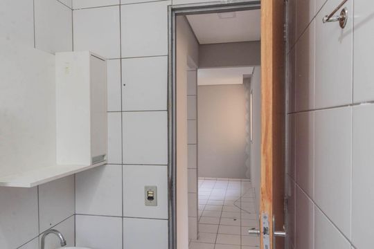 Banheiro de apartamento à venda com 2 quartos, 45m² em Vila Abaeté, Campinas