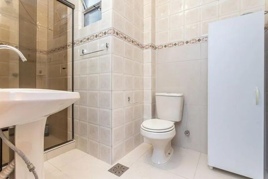Banheiro 1 de apartamento para alugar com 3 quartos, 80m² em Petrópolis, Porto Alegre