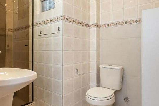 Banheiro 1 de apartamento para alugar com 3 quartos, 80m² em Petrópolis, Porto Alegre