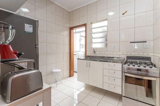 Cozinha de apartamento para alugar com 3 quartos, 80m² em Petrópolis, Porto Alegre