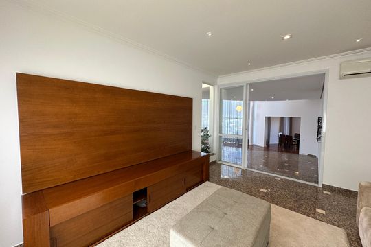 Sala de TV de casa de condomínio para alugar com 4 quartos, 600m² em Alphaville, Santana de Parnaíba