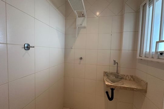 Banheiro de serviço de casa de condomínio à venda com 4 quartos, 600m² em Alphaville, Santana de Parnaíba