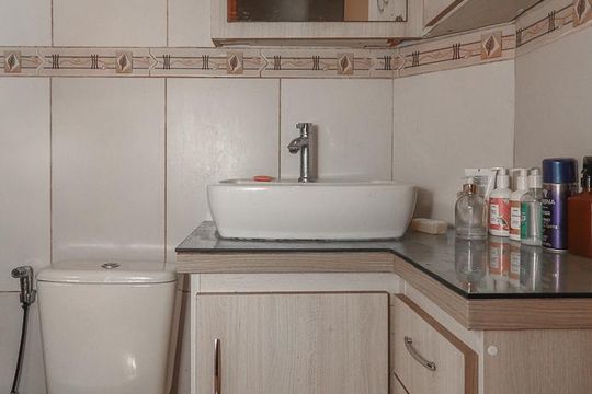 Banheiro de apartamento para alugar com 2 quartos, 50m² em Auxiliadora, Porto Alegre