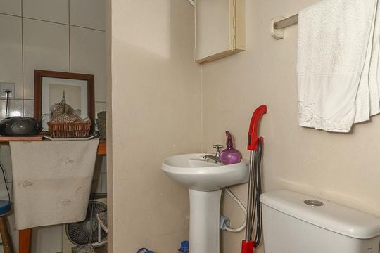 Banheiro de serviço de apartamento para alugar com 2 quartos, 50m² em Auxiliadora, Porto Alegre