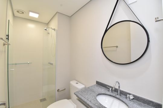 Banheiro  de apartamento para alugar com 1 quarto, 28m² em Centro, Curitiba