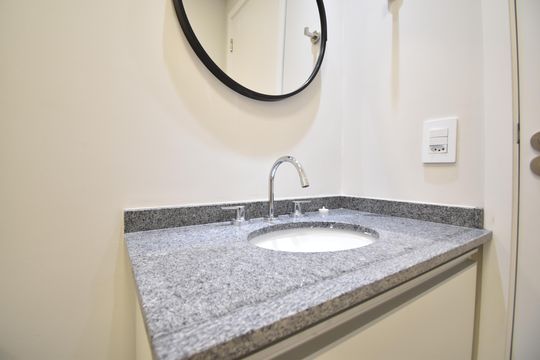 Banheiro  de kitnet/studio para alugar com 1 quarto, 28m² em Centro, Curitiba