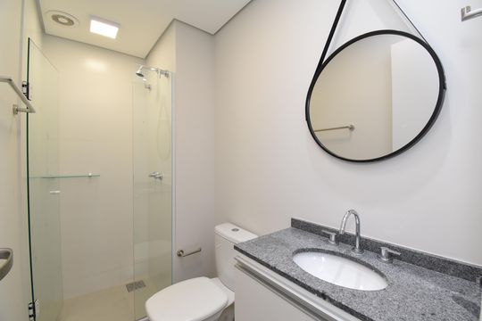Banheiro de kitnet/studio para alugar com 1 quarto, 28m² em Centro, Curitiba