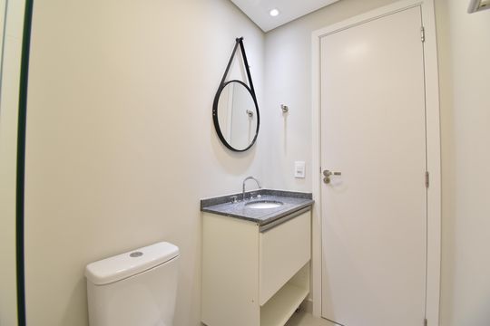 Banheiro  de kitnet/studio para alugar com 1 quarto, 28m² em Centro, Curitiba