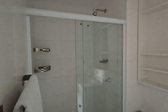 Banheiro de apartamento para alugar com 2 quartos, 52m² em Marechal Hermes, Rio de Janeiro
