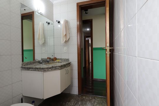 Banheiro da Suíte 3 de casa de condomínio à venda com 4 quartos, 156m² em Jardim Londrina, São Paulo