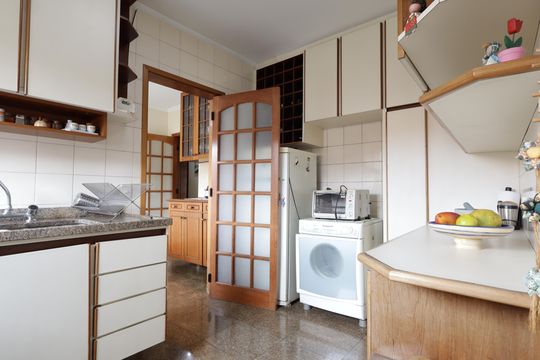 Cozinha de casa de condomínio à venda com 4 quartos, 156m² em Jardim Londrina, São Paulo