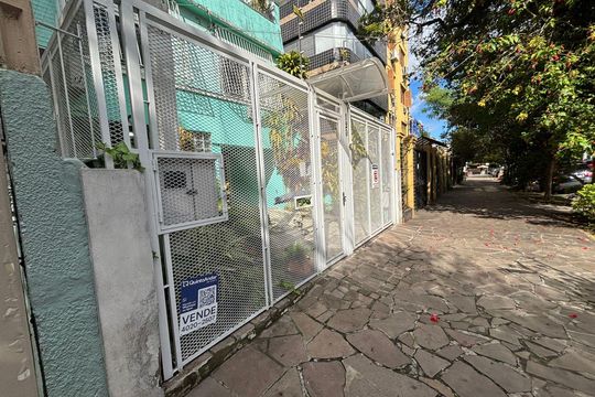 Fachada de casa à venda com 3 quartos, 257m² em Santa Cecília, Porto Alegre