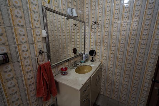 Banheiro de casa à venda com 3 quartos, 257m² em Santa Cecília, Porto Alegre