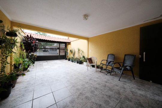 Área externa de casa à venda com 3 quartos, 130m² em Jardim Santo Antonio, São Paulo