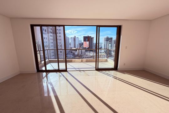 Apartamento para alugar com 5 quartos, 342m² em Santa Helena, Juiz de Fora