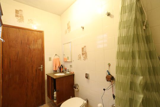 Banheiro Social  de casa para alugar com 4 quartos, 440m² em Água Branca, São Paulo
