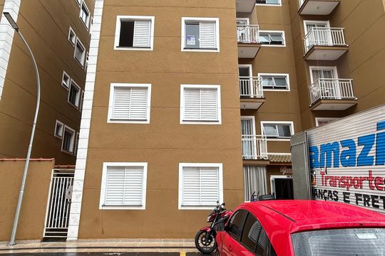 Placa instalada na fachada do imóvel  de apartamento para alugar com 2 quartos, 43m² em Vila Nova Bonsucesso, Guarulhos