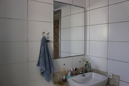 Banheiro de apartamento à venda com 2 quartos, 44m² em Jardim Las Vegas, Guarulhos