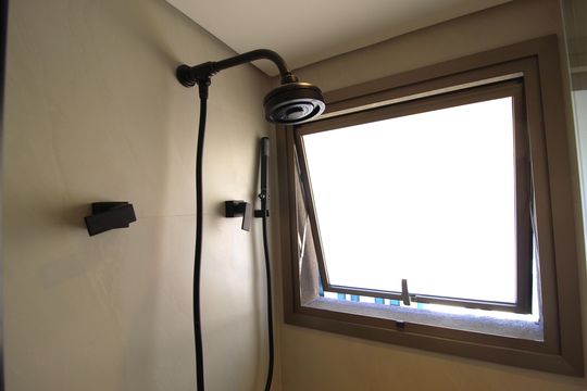 Banheiro de kitnet/studio para alugar com 1 quarto, 29m² em Indianópolis, São Paulo