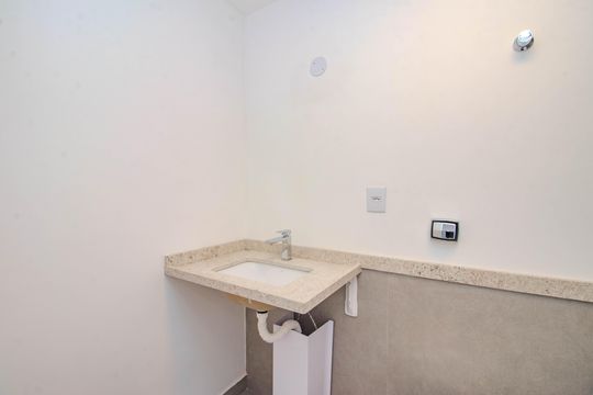Banheiro da Suíte de apartamento à venda com 2 quartos, 66m² em Higienópolis, Porto Alegre