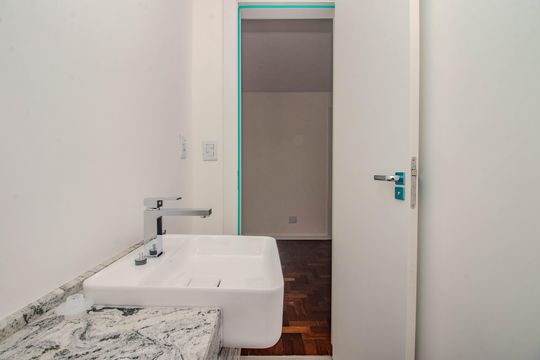 Banheiro Social de apartamento à venda com 2 quartos, 66m² em Higienópolis, Porto Alegre