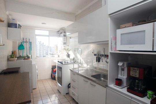 Cozinha + Área de Serviço de apartamento à venda com 2 quartos, 71m² em Santana, Porto Alegre