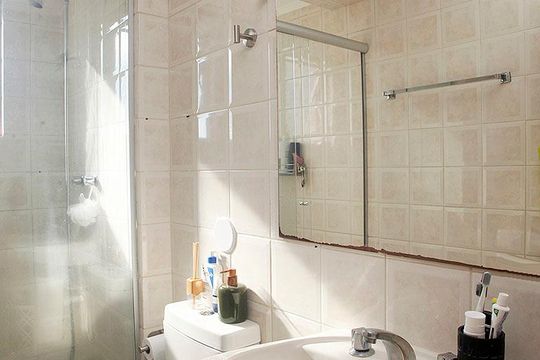 Banheiro de apartamento à venda com 2 quartos, 71m² em Santana, Porto Alegre