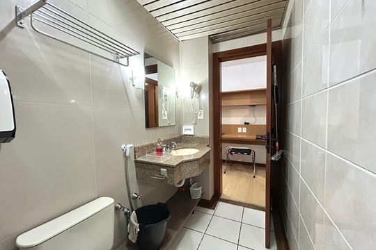 Banheiro  de apartamento para alugar com 1 quarto, 59m² em Centro, Florianópolis
