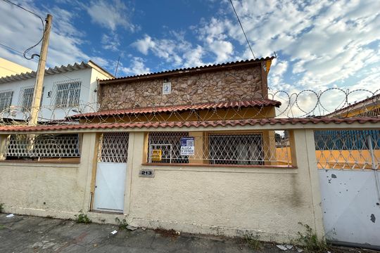 Fachada + placa de casa para alugar com 2 quartos, 500m² em Piedade, Rio de Janeiro