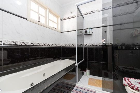 Banheiro da Suíte de casa à venda com 3 quartos, 360m² em Pilarzinho, Curitiba
