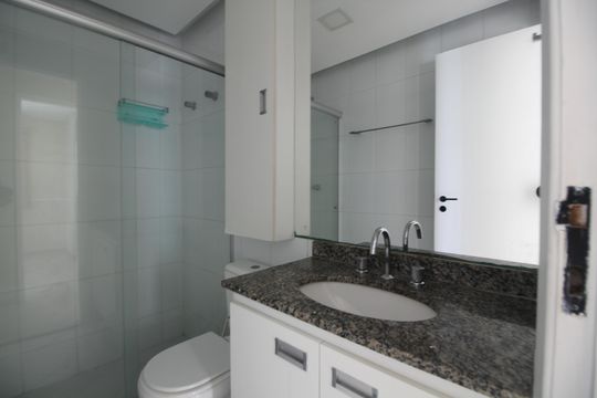 Banheiro Social de apartamento para alugar com 2 quartos, 70m² em Barra Olímpica, Rio de Janeiro